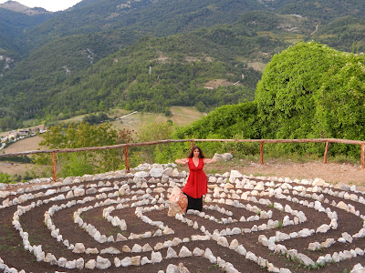 La Danza e il Labirinto LA DANZA E IL LABIRINTO:   LA DANZA DELLE SETTE DEE MADRI SAPTAMATRIKA  CON IL PATROCINIO DI:  PARCO NATURALE DEI MONTI NAVEGNA  COMUNE DI CASTEL DI TORA  Il Labirinto e La Danza delle Sette Dèe Madri Saptamātrikā  Danza: Marialuisa Sales  INAUGURAZIONE DEL LABIRINTO DI MONTE ANTUNI   Dedicato a Maurizio Garutti  domenica 28 giugno 2015 alle ore 9.00  VIDEO DELLA PERFORMANCE DI MARIALUISA SALES: