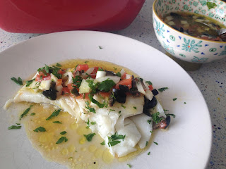 Presentación bacalao al horno con vinagreta de naranja y aceitunas negras