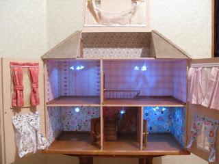  Dollhouse with lights inside