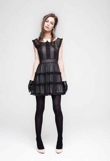 	•	Gamine pleat tunic £15
	•	Black tights £3
	•	Lace and leather driving gloves £7
	•	Imi stiletto £10