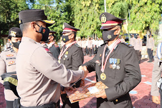 Polres Enrekang  Gelar Upacara Wisuda Purna Bakti Dan Korps Raport Kenaikan Pangkat