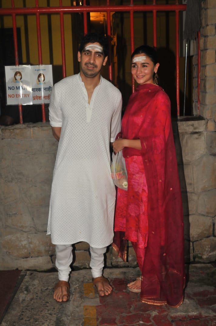 Alia Bhatt,neelam roy,ronit roy & Ayan Mukerji arrive at a temple sans Ranbir Kapoor to seek blessings on Maha Shivratri