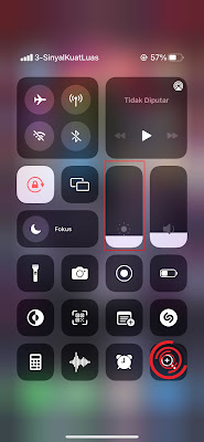 Silakan kalian akses Pusat kontrol lalu tahan lama pada bagian kecerahan layar