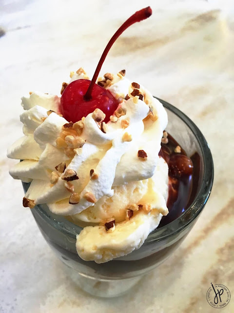 chocolate hot fudge sundae