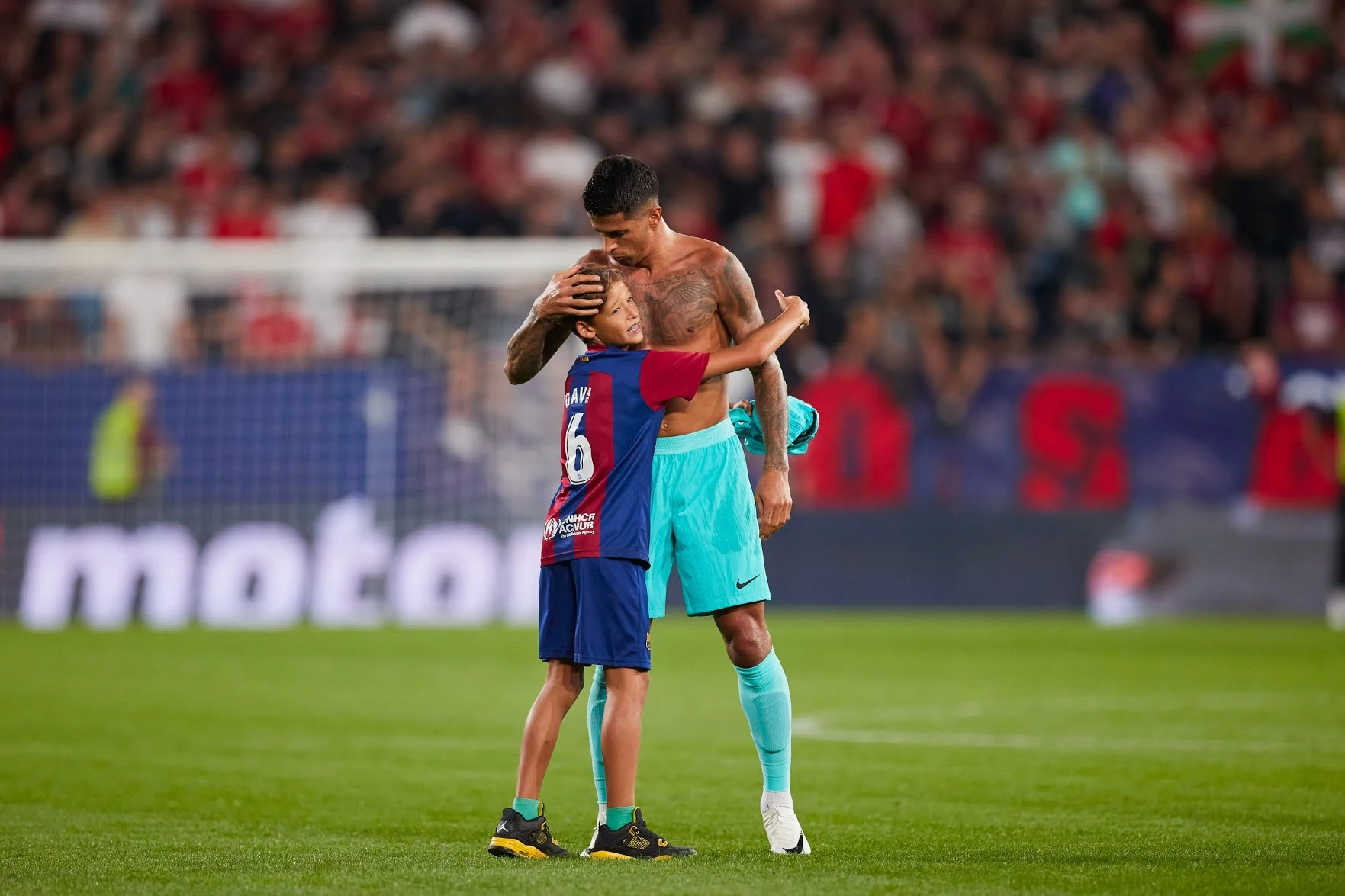 What a gesture! Joao Cancelo gave his Barça debut shirt to a boy who jumped onto the pitch.