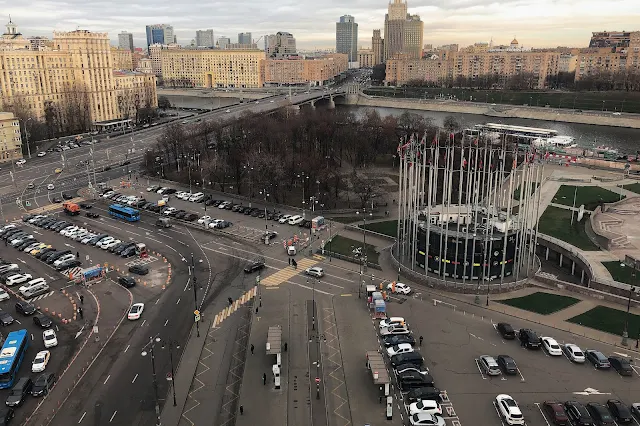 вид из башни Киевского вокзала, Большая Дорогомиловская улица, площадь Киевского Вокзала, Киевский сквер, площадь Европы, Бережковская набережная, Бородинский мост, Москва-река