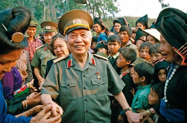 Đại tướng Võ Nguyên Giáp trong lần trở lại thăm Điện Biên Phủ, nguoi con dat me