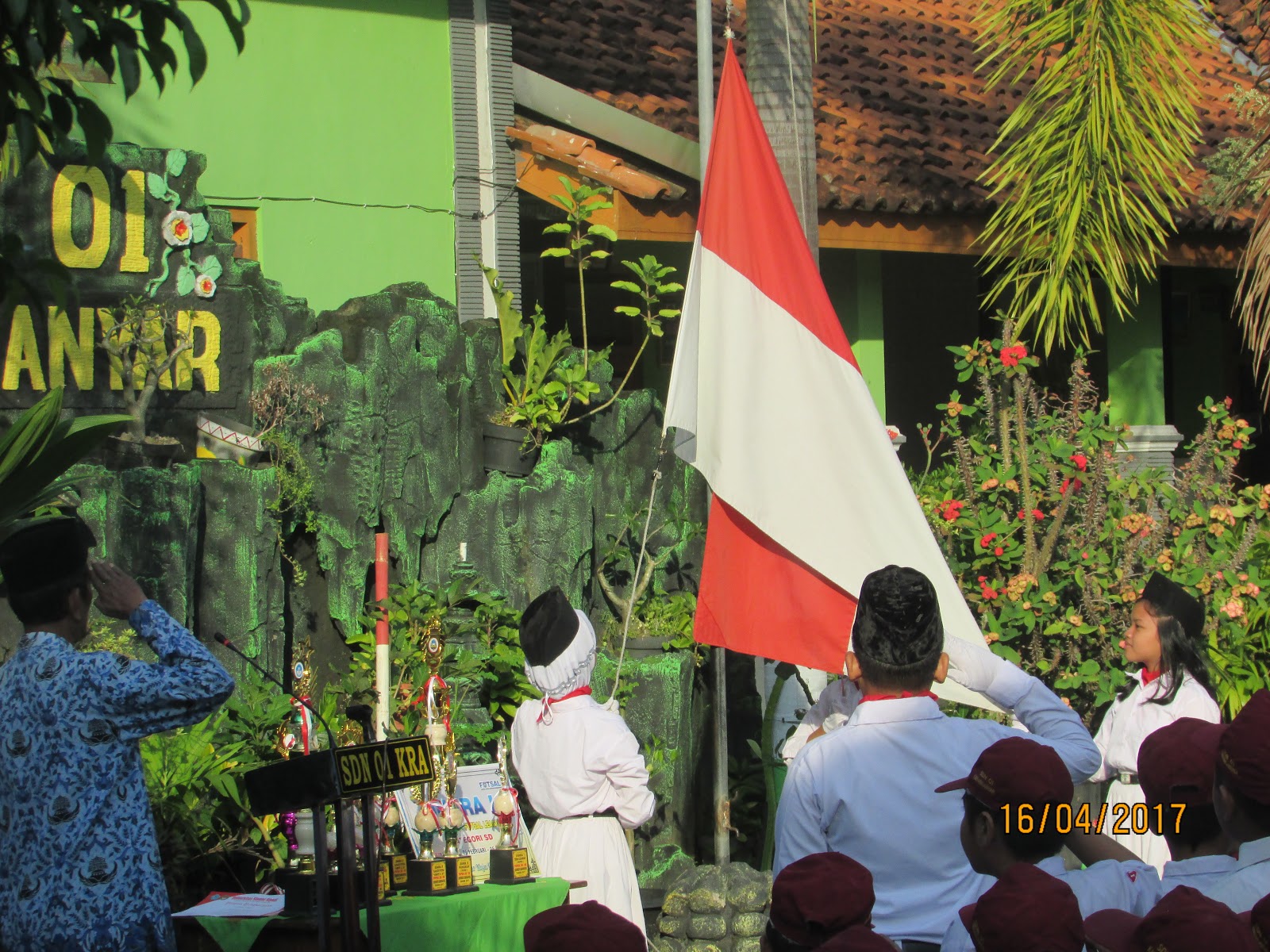 Upacara bendera yang dilaksanakan di SD Negeri 01 Karanganyar itu bermuara pada kedisiplinan dan jiwa nasionalisme Mulai dari anak anak dibariskan dengan