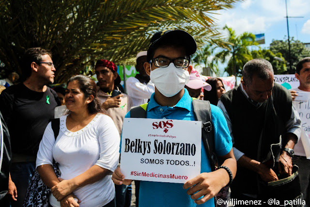 Venezolanos afectados por escasez de medicamentos exigen abrir canal humanitario.
