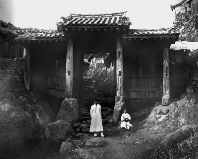 Entrata di un villaggio. 1900 circa