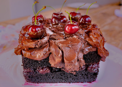 Tarta de chocolate con cerezas