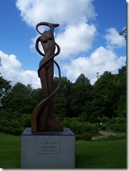 2012.07.01-009 statue en bois de séquoia dans le jardin des plantes