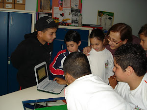 Alunos manuseando os netboobks