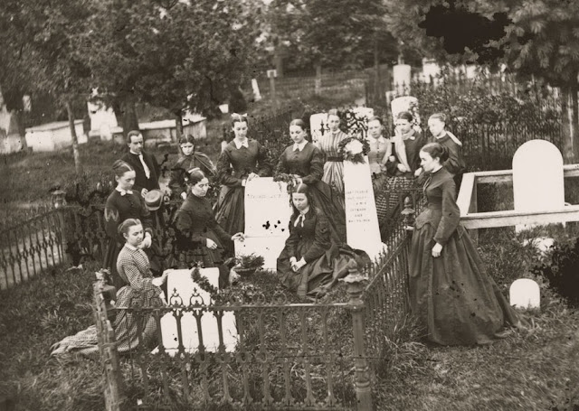 Photo: Girls of Ann Smith Academy visiting Stonewall Jackson’s grave, Lexington, late 19th century