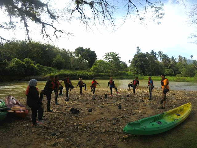 Kayak di sungai berdekatan Gunung Baling, Kedah.