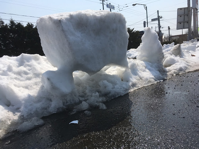 千歳に接岸した流氷みたいな残雪