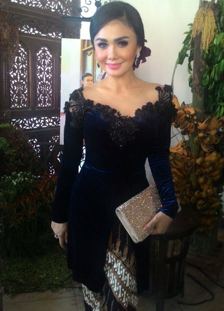 10 Kebaya Pesta Modern Favorit Artis gebeet com