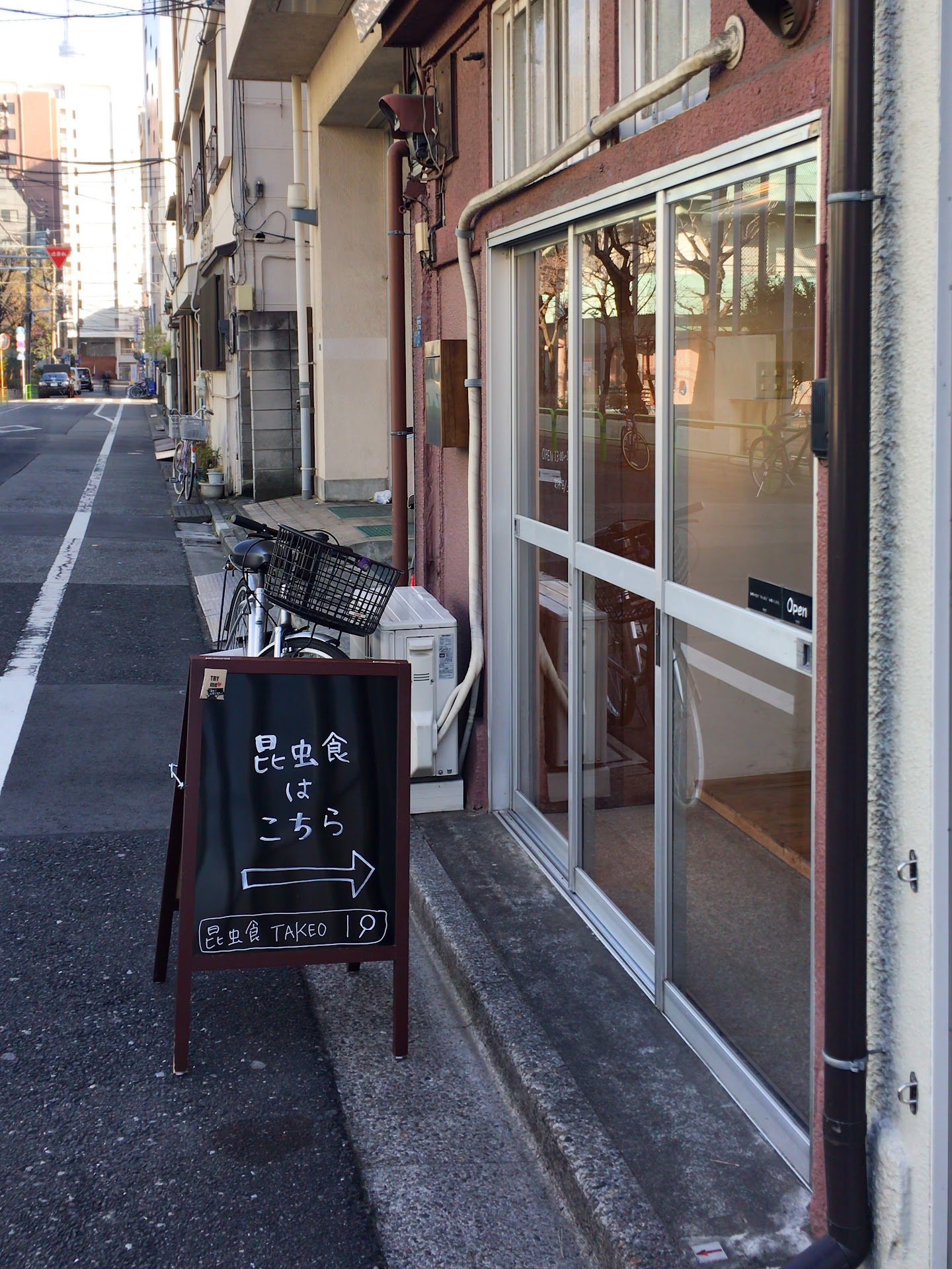 「昆虫食はこちら →」昆虫食 TAKEO