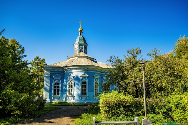 Церковь в голубом цвете в парке