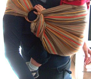 Η μαμά αυτής της φωτογραφίας, επιλέγει να κρύβει την ουρά του sling της κάτω απ' το μωρό