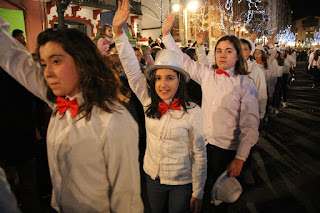 Miles de personas llenan las calles de Barakaldo al paso de la cabalgata de Reyes