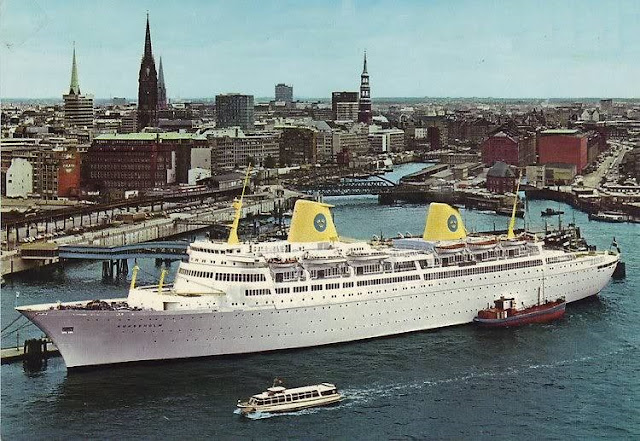 KUNGSHOLM IV during a cruise in Hamburg at the Landungsbrücke