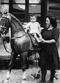 Niña sobre caballo de cartón