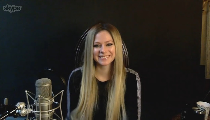 Avril Lavigne regresa al show de Kelly y Ryan para cantar 'We Are Warriors'