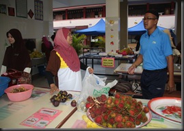 Jom makan buah-buahan 13.07.2011 011