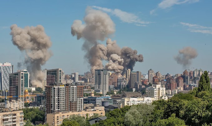 Kiev sotto attacco nella notte: droni ed esplosioni, una vittima. Cresce la tensione tra UE e Mosca