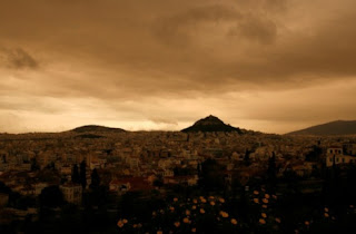 Στη γωνιά μας κόκκινο τ' αναμμένο τζάκι