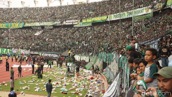 Bonek Lempar Ribuan Boneka ke Lapangan untuk Aksi Solidaritas