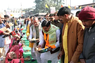 मुख्यमंत्री डॉ. यादव ने श्री रामराजा सरकार के दर्शन और पूजन के साथ प्रदेश की समृद्धि एवं खुशहाली की कामना की  मुख्यमंत्री ने ओरछा के श्री रामराजा मंदिर में श्री रामलला के प्राण प्रतिष्ठा समारोह का सजीव प्रसारण देखा  मुख्यमंत्री डॉ. मोहन यादव ने आज ओरछा में श्री रामराजा सरकार मंदिर में भगवान श्री राम की विधिवत पूजा-अर्चना के साथ श्री रामलला की जन्मभूमि अयोध्या के भव्य, अलौकिक, दिव्य-नव मंदिर में प्राण प्रतिष्ठा समारोह का सजीव प्रसारण देखा। अयोध्या में श्री रामलला की प्रधानमंत्री श्री नरेन्द्र मोदी द्वारा वैदिक मंत्रोच्चार के बीच पूजा-अर्चना के साथ मंदिर में प्राण प्रतिष्ठा की गई।    मुख्यमंत्री डॉ. यादव ने श्री रामराजा सरकार मंदिर, ओरछा में आचार्य पंडित श्री वीरेन्द्र बिदुआ और उनके सहयोगियों के श्लोक एवं मंत्रोच्चार के साथ पूजा-अर्चना की। डॉ. यादव ने आदित्यादि नवग्रह मंडलम पीठ, सर्वोत्तोभद्र मंडलम पीठ, श्री गणेश गौरी पीठ, श्री षोडष मातृका पीठ की विधि पूजन किया। भगवान श्री राम के चित्र पर पुष्प अर्पण करने के साथ ही मुख्यमंत्री ने जनप्रतिनिधियों के साथ आरती भी की। पूजा संपन्न होने के बाद भजन गायिका सुश्री माधुरी मधुकर ने भगवान श्री राम पर आधारित भजन प्रस्तुत किये। पूजन संपन्न कराने वाले आचार्य श्री वीरेन्द्र बिदुआ ने मुख्यमंत्री डॉ. यादव एवं अन्य जनप्रतिनिधियों का पुष्पहार से स्वागत किया।    श्री रामराजा मंदिर में दर्शन एवं पूजा    अयोध्या के लाईव प्रसारण के बाद मुख्यमंत्री डॉ. यादव ने जनप्रतिनिधियों के साथ मंदिर में श्री रामराजा सरकार के दर्शन कर पूजा अर्चना की। मुख्यमंत्री डॉ. यादव ने भगवान श्री राम से मध्यप्रदेश की समृद्धि और प्रदेशवासियों की खुशहाली के लिये प्रार्थना की। मंदिर परिसर में ही उन्होंने श्री रामराजा लोक के मॉडल का अवलोकन किया तथा उसकी प्रगति के संबंध में जानकारी प्राप्त की।    भण्डारे में भोजन प्रसादी परोसी    मुख्यमंत्री डॉ. यादव ने ओरछा के श्री रामराजा सरकार के दरबार में आयोजित भंडारे में महिला श्रद्धालुओं को भोजन प्रसादी परोसी। मुख्यमंत्री डॉ. यादव के हाथों से प्रसाद पाकर राम भक्त महिला श्रद्धालुओं ने प्रसन्नता व्यक्त की तथा उन्हें अपना आर्शीवाद दिया। मुख्यमंत्री के हाथों भोजन प्रसादी ग्रहण कर रहीं महिला श्रद्धालु श्रीमती सविता एवं सरोजनी ने कहा कि अयोध्या में श्री रामलला की प्राण प्रतिष्ठा के अवसर पर अपने मुख्यमंत्री के हाथों प्रसादी पाना वे अपना सौभाग्य मानती हैं।    भोजन प्रसादी ग्रहण की    मुख्यमंत्री डॉ. यादव ने जनप्रतिनिधियों के साथ श्री रामराजा दरबार में चल रहे भंडारे में शामिल होकर भोजन प्रसादी ग्रहण की।      श्री रामराजा मंदिर परिसर में बने पंडाल में एक बड़ी एलईडी स्क्रीन लगाई गई थी, जिस पर श्री रामलला के प्राण प्रतिष्ठा समारोह का सीधा प्रसारण किया जा रहा था। मुख्यमंत्री डॉ. यादव के साथ पूर्व मुख्यमंत्री श्री शिवराज सिंह चौहान, संस्कृति पर्यटन और धर्मस्व राज्य मंत्री (स्वतंत्र प्रभार) श्री धर्मेन्द्र सिंह लोधी, म.प्र.पाठ्य पुस्तक निगम के अध्यक्ष श्री शैलेन्द्र बरूआ, निवाड़ी विधायक श्री अनिल जैन, जतारा विधायक श्री हरिशंकर खटीक, श्री अखिलेश अयाची, पूर्व विधायक पृथ्वीपुर डॉ. शिशुपाल सिंह यादव सहित अन्य जनप्रतिनिधि भी उपस्थित थे।