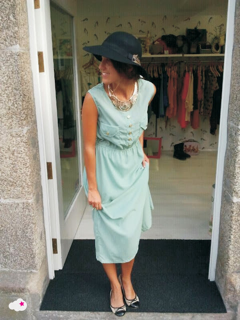 Vestido midi verde agua & Sombrero pluma & Collar dorado (lamaletadebel)