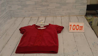 中古品　子供服　１００ｃｍ　ａ.ｖ.ｖ　赤　半袖トップス　２２０円