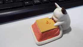 みかんを食べるコタツネコ
