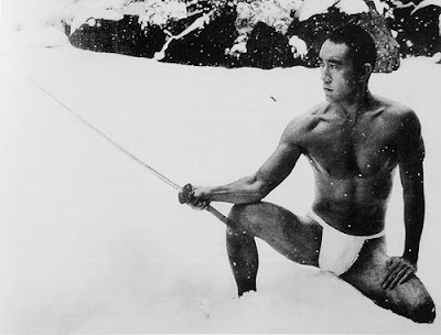 Yukio Mishima na neve no Dia da Fundação Nacional do Japão; Yukio Mishima in the snow on Japan's National Foundation Day