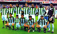 REAL BETIS BALOMPIÉ - Sevilla, España - Temporada 1998-99 - Denilson, Gálvez, Benjamín, Filipescu, Olías, Finidi y Prats; Merino, Cañas, Alfonso y Luis Fernández - F. C. BARCELONA 4 (Cocu, Rivaldo, Figo y Celades), REAL BETIS BALOMPIÉ 1 (Oli) - 13/06/1999 - Liga de 1ª División, jornada 37 - Barcelona, Nou Camp - 11º clasificado en la Liga, con Cantatore y Clemente de entrenadores