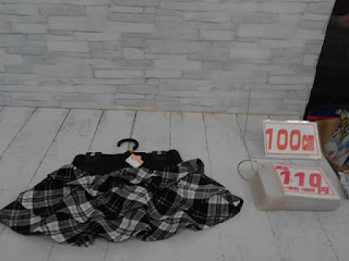 中古品　子供服　１００ｃｍ　ホワイト×ブラック　チェック柄　３段フリルスカート　１１０円