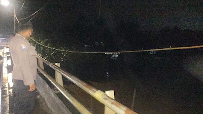 Curah Hujan Tinggi  Bhabinkamtibmas Polsek Kopo Polres Serang Cek Debit Air Sungai