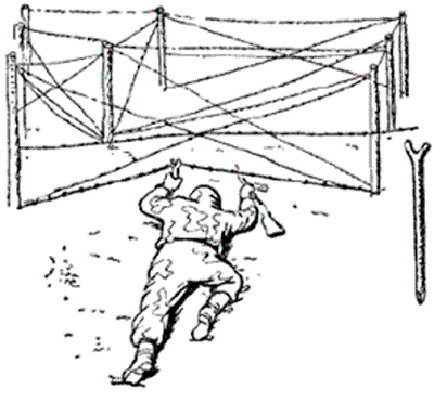 Использование палок с рогатками для поддержания проволоки при подползании под нее одного бойца.
