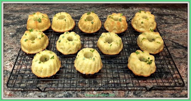 Mini bundt cakes de limón y tomillo adornados y listos para degustar