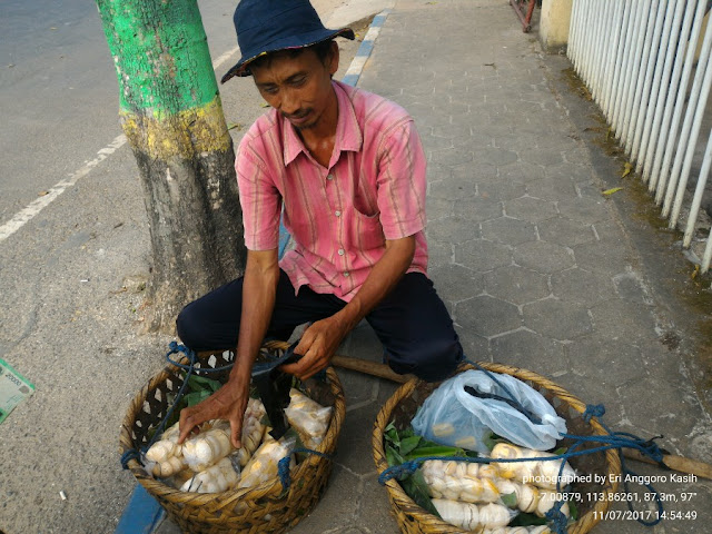 Buah Siwalan banyak dijual di pesisir Utara Pulau Jawa.