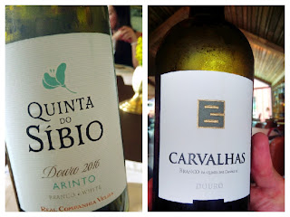 duas garrafas de vinho branco Quinta do Síbio e Carvalhas