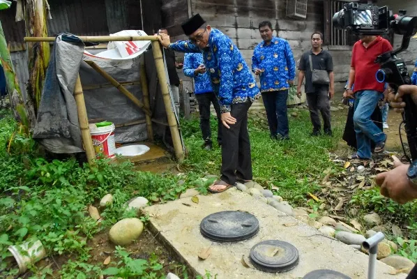 Tinjau Penggunaan Septic Tank Spontan, Wako Hendri Septa Bantu Keluarga Buk Maya