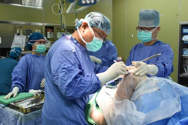 ▲王偉勛醫師（左）為陳男進行軟骨層片移植手術。（彰基醫院提供）