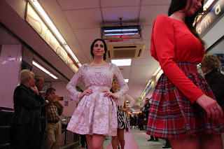 Una veintena de modelos desfila moda barakaldesa en la plaza del mercado