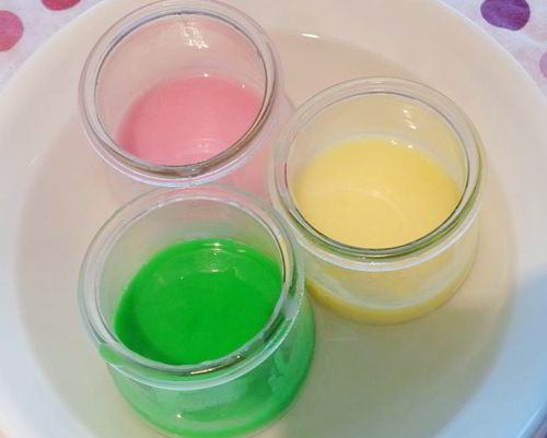 Jelly cups mixed in different colors, soak in a bowl of warm water to jelly from freezing