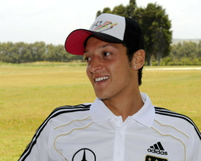 Trend of Sports: mesut ozil is football player