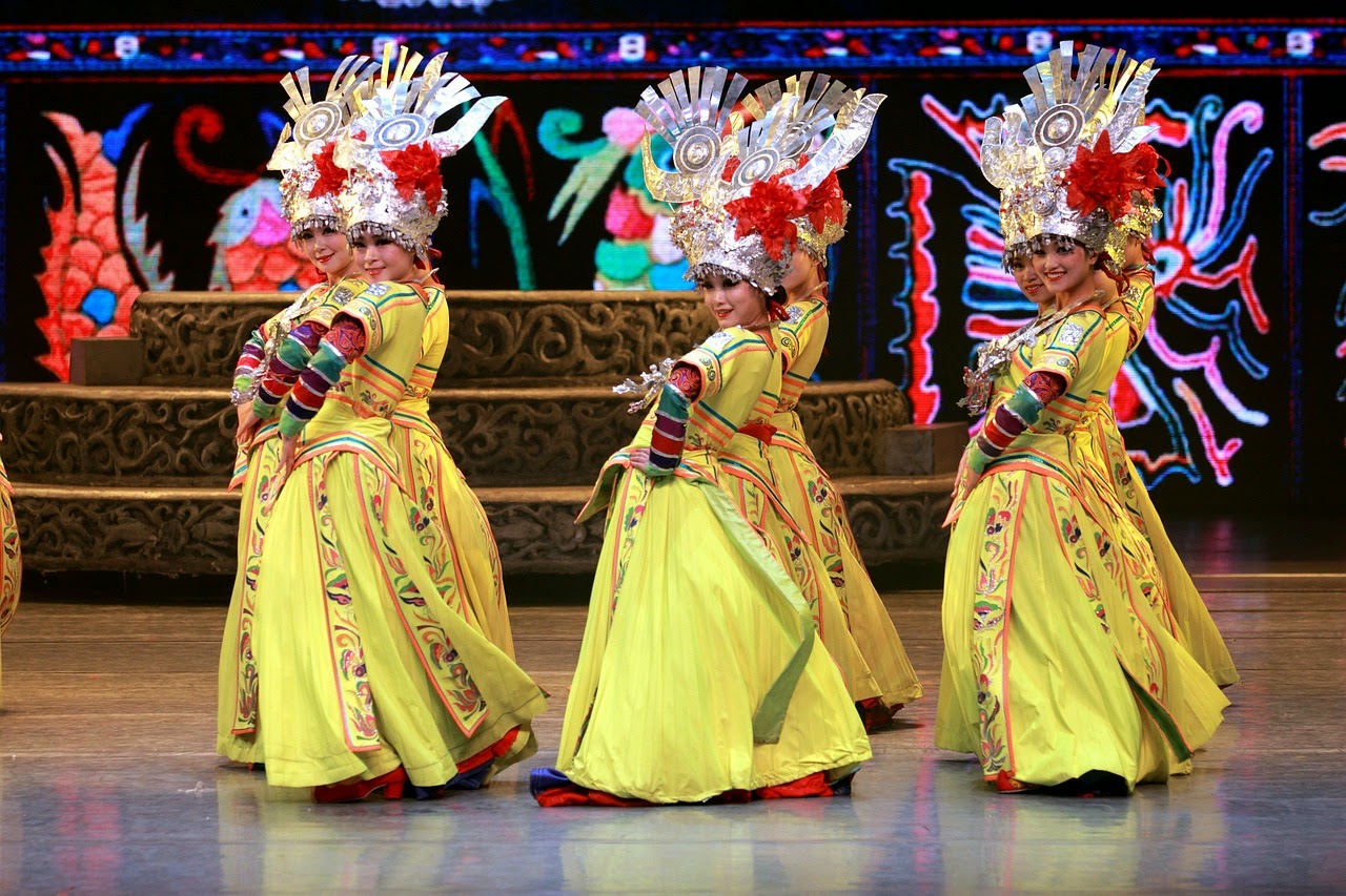 El ámbito Sinic- mujer usando el traje tradicional de china